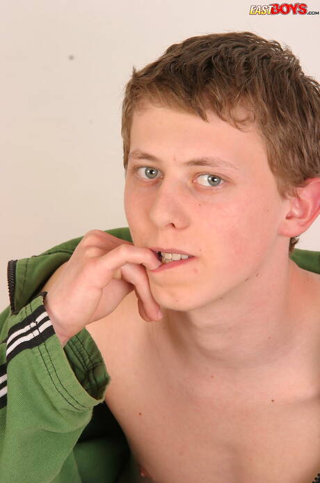 美しい少年ラミがペニスをしごく