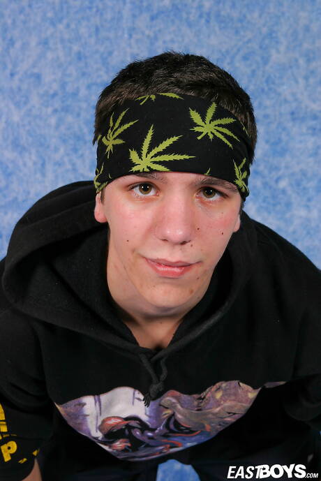 年輕帥哥拉斐爾脫衣服，露出漂亮的臀部