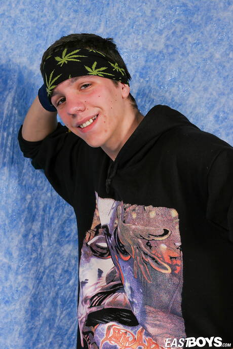 年輕帥哥拉斐爾脫衣服，露出漂亮的臀部