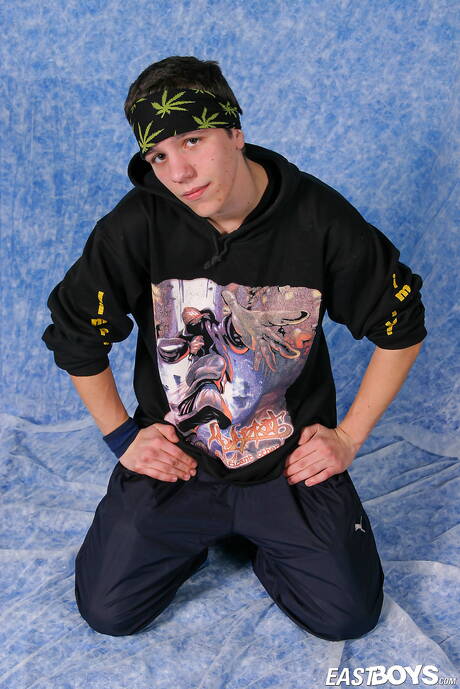 年輕帥哥拉斐爾脫衣服，露出漂亮的臀部