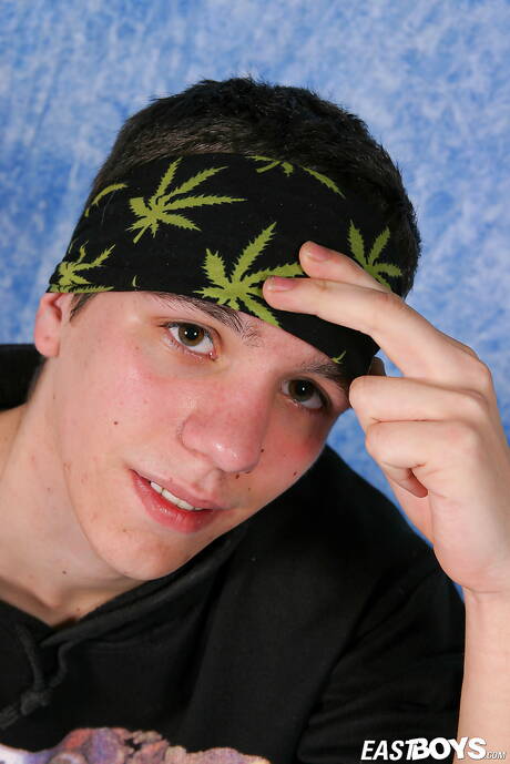 年輕帥哥拉斐爾脫衣服，露出漂亮的臀部