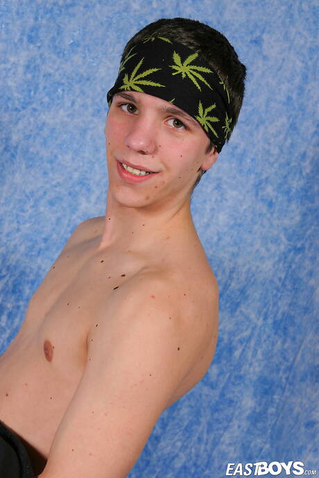 年輕帥哥拉斐爾脫衣服，露出漂亮的臀部