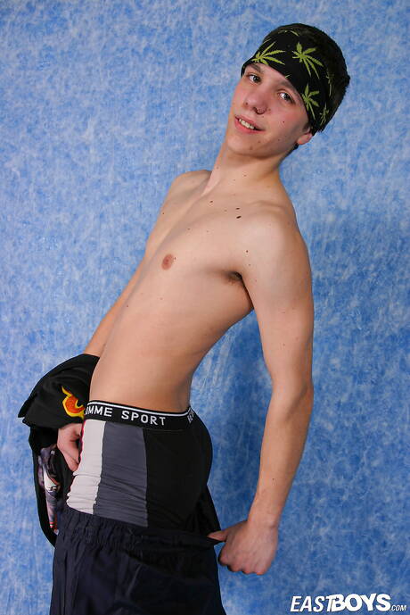 年輕帥哥拉斐爾脫衣服，露出漂亮的臀部