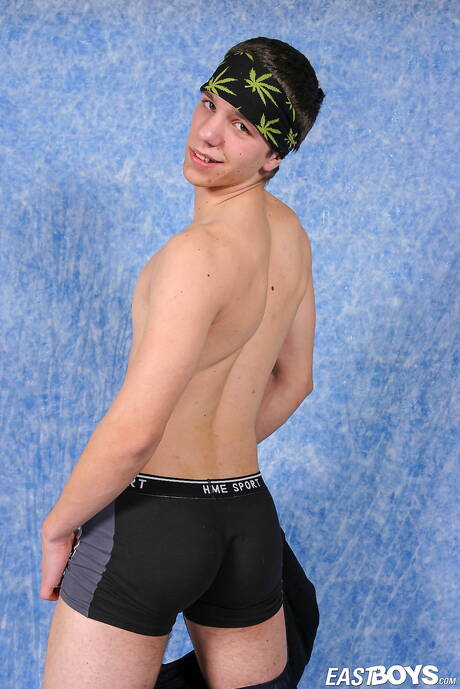 年輕帥哥拉斐爾脫衣服，露出漂亮的臀部