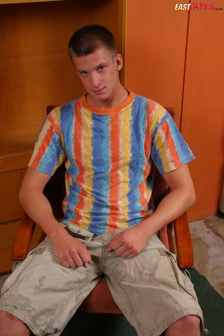 Der junge Kerl Radwan wichst