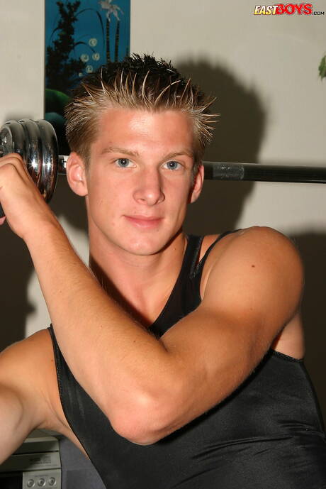 El hermoso chico Radwan se desnuda y muestra su trasero.