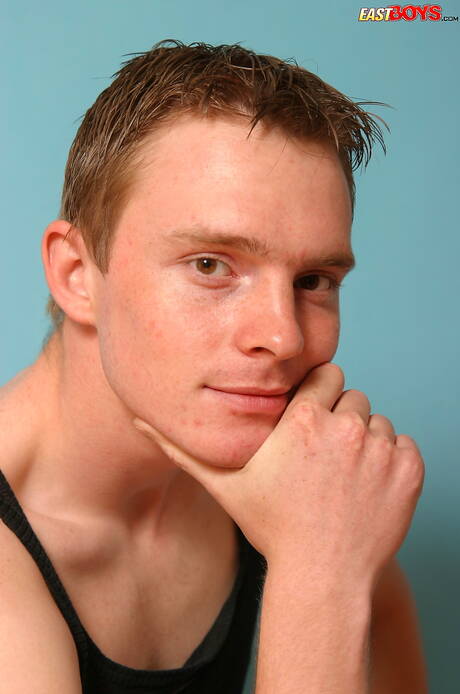 El joven Zitan se desnuda y muestra su trasero caliente.