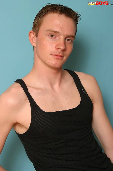 El joven Zitan se desnuda y muestra su trasero caliente.