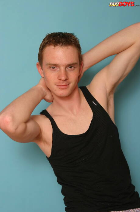 El joven Zitan se desnuda y muestra su trasero caliente.