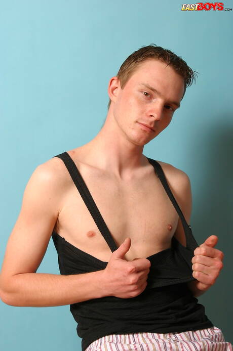 El joven Zitan se desnuda y muestra su trasero caliente.