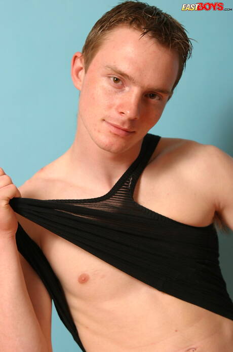 El joven Zitan se desnuda y muestra su trasero caliente.