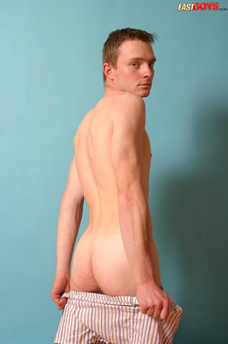 El joven Zitan se desnuda y muestra su trasero caliente.