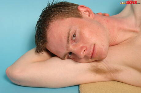 El joven Zitan se desnuda y muestra su trasero caliente.