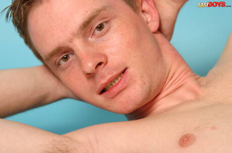 El joven Zitan se desnuda y muestra su trasero caliente.