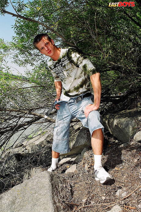 Der heiße Twink Radwan posiert nackt draußen