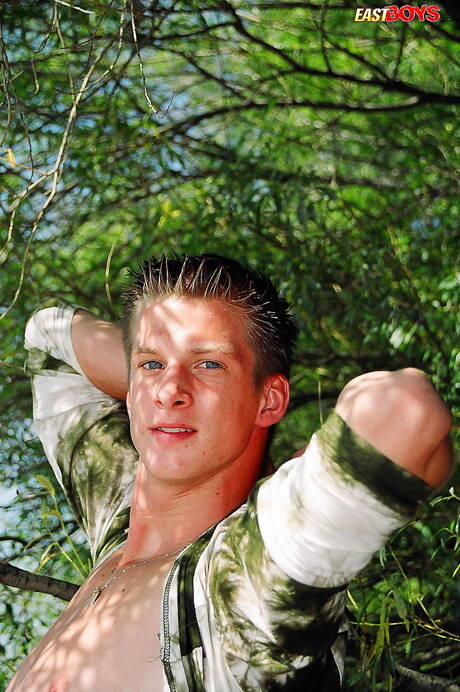 Der heiße Twink Radwan posiert nackt draußen