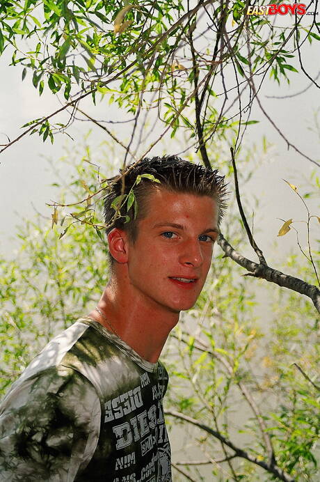 Der heiße Twink Radwan posiert nackt draußen