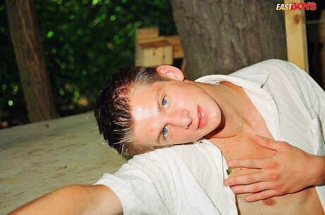 Il ragazzo sexy Radwan si spoglia e mostra il suo bel culo all