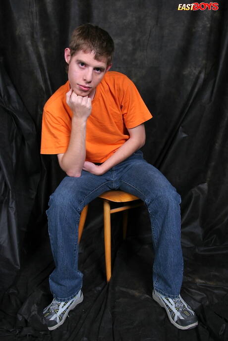 Pretty boy Zadok shows a perfect body