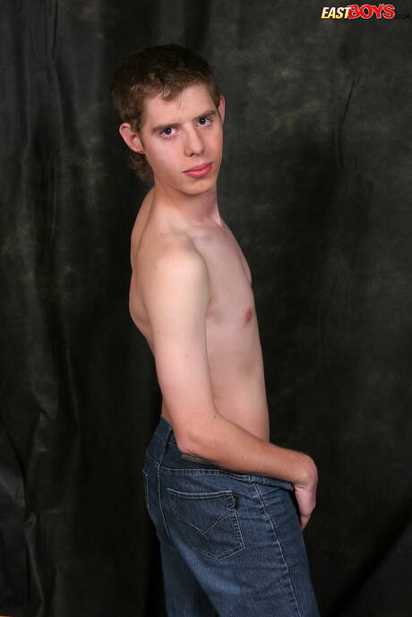 Pretty boy Zadok shows a perfect body