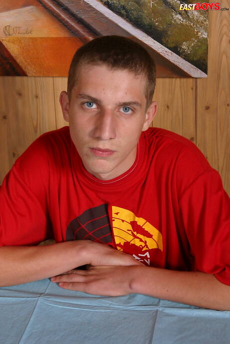 Le jeune Radim pose nu