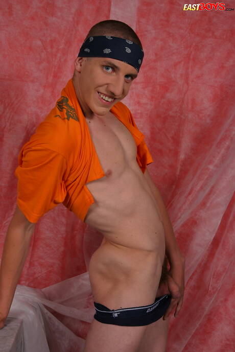 Twink Radim wichst seinen Schwanz