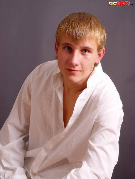 Hete twink Radan trekt zijn pik af