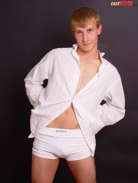 Hete twink Radan trekt zijn pik af