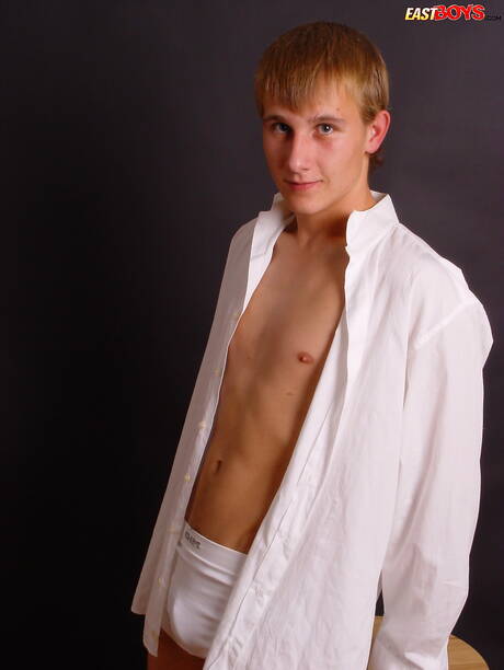 Hete twink Radan trekt zijn pik af