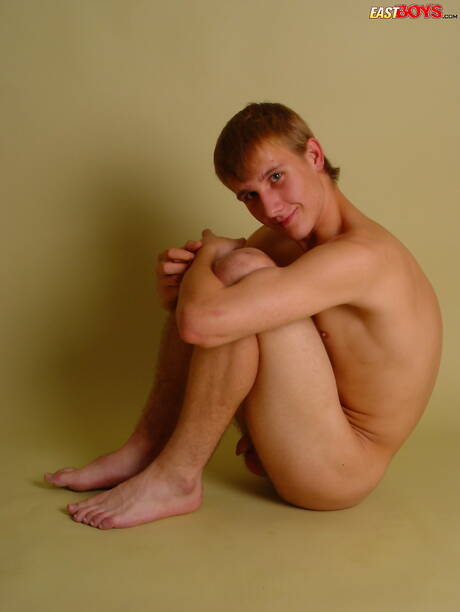 Hete twink Radan trekt zijn pik af