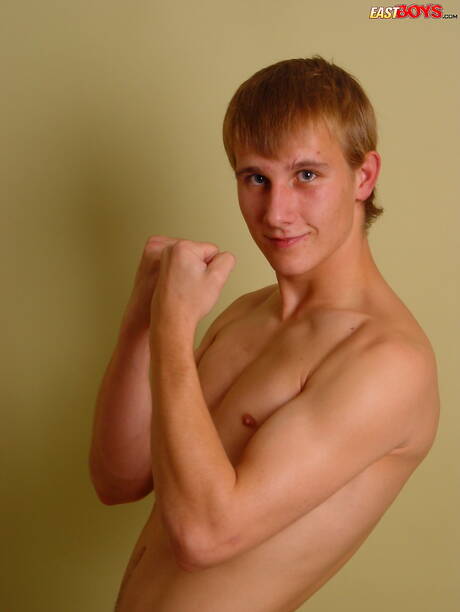 Hete twink Radan trekt zijn pik af