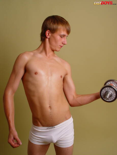 Hete twink Radan trekt zijn pik af