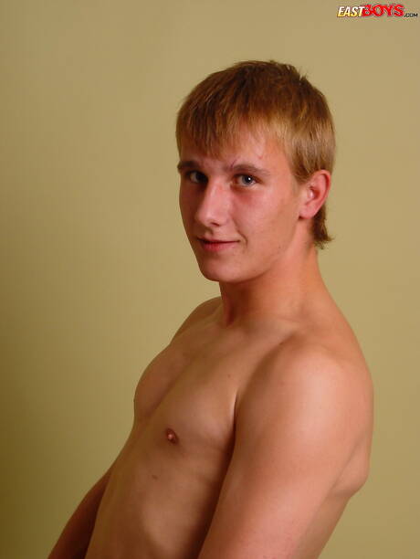 Hete twink Radan trekt zijn pik af