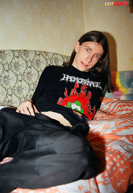 漂亮的男孩 Vlas 戲弄他的雞巴