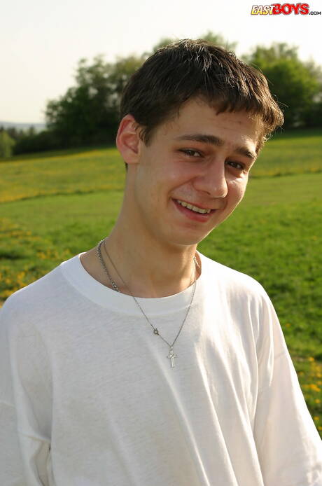 Le jeune Piotr se déshabille et montre son cul à l