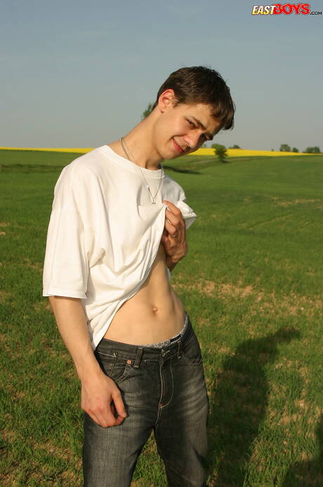 Le jeune Piotr se déshabille et montre son cul à l