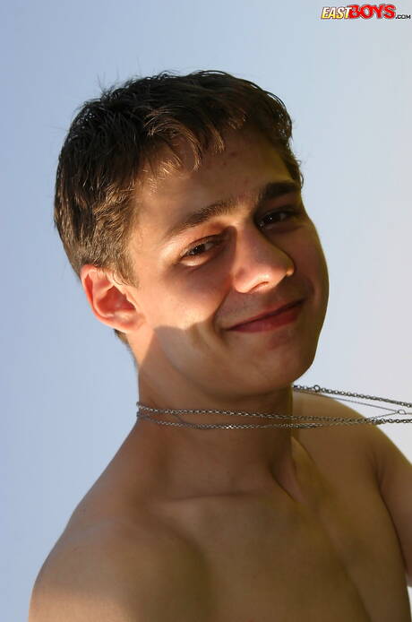 Le jeune Piotr se déshabille et montre son cul à l