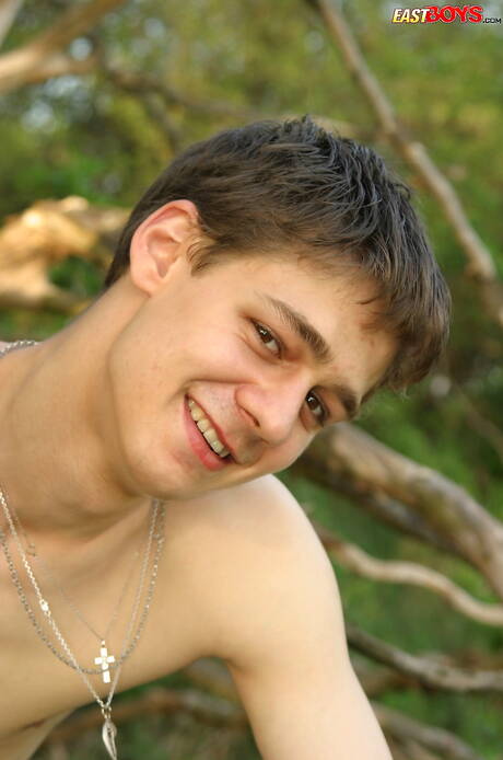 Le jeune Piotr se déshabille et montre son cul à l