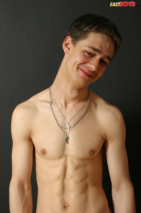 Le joli garçon Piotr pose nu