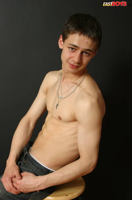 Le joli garçon Piotr pose nu