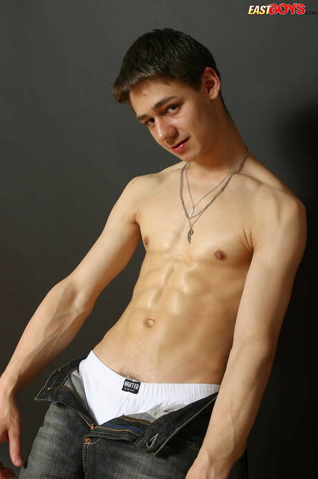 Le joli garçon Piotr pose nu