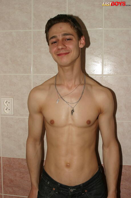 Le joli garçon Piotr pose nu