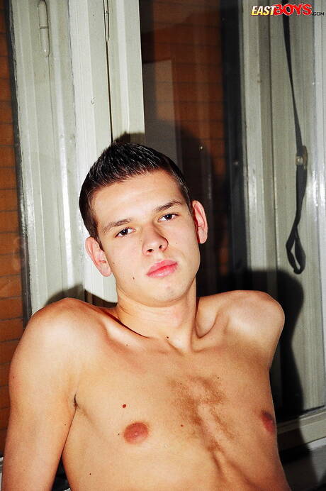 East Boys: 小男孩韋斯利裸體