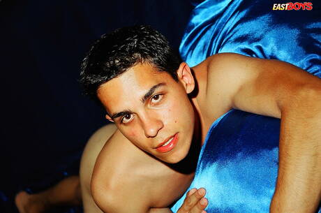 Młody Piotr pokazuje idealne ciało