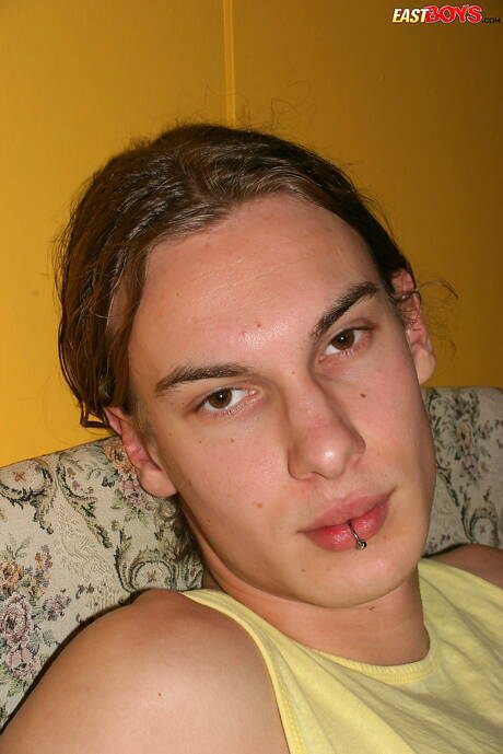 Twink Venda posa nudo