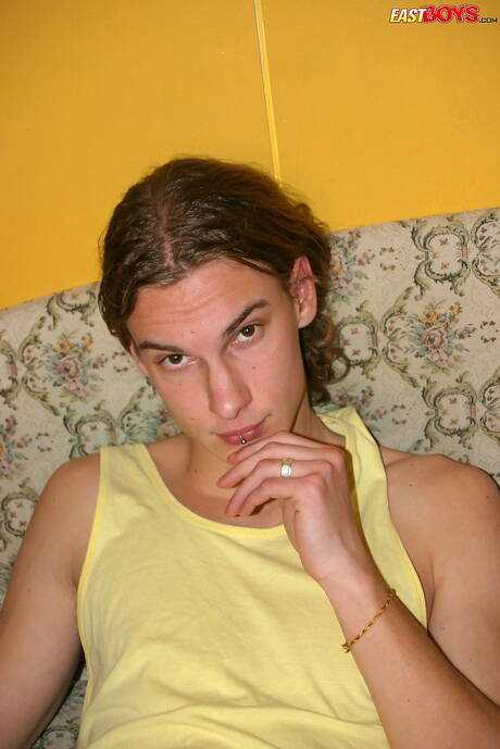 Twink Venda posa nudo