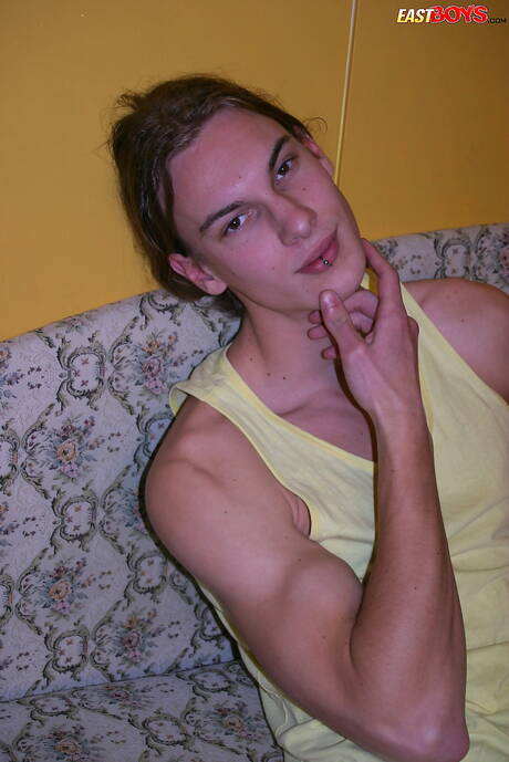 Twink Venda posa nudo