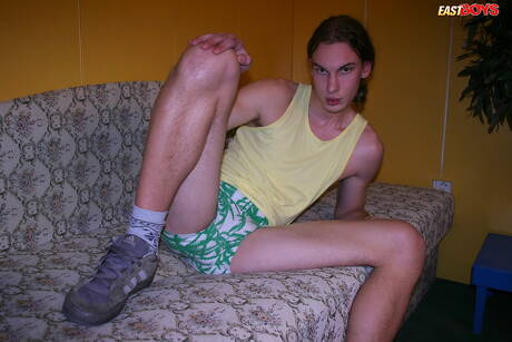 Twink Venda posa nudo