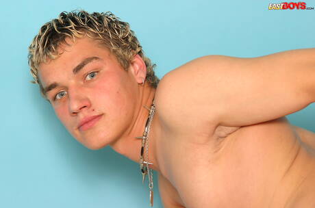 年輕的約翰脫衣服，露出漂亮的臀部