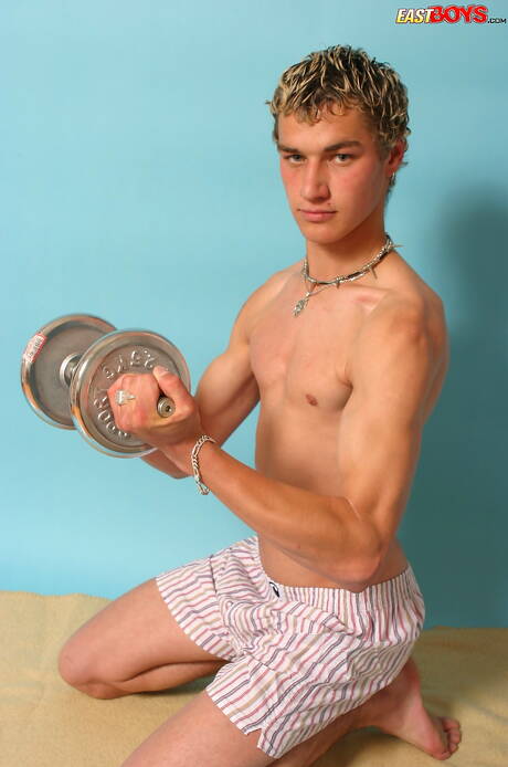 年輕的約翰脫衣服，露出漂亮的臀部